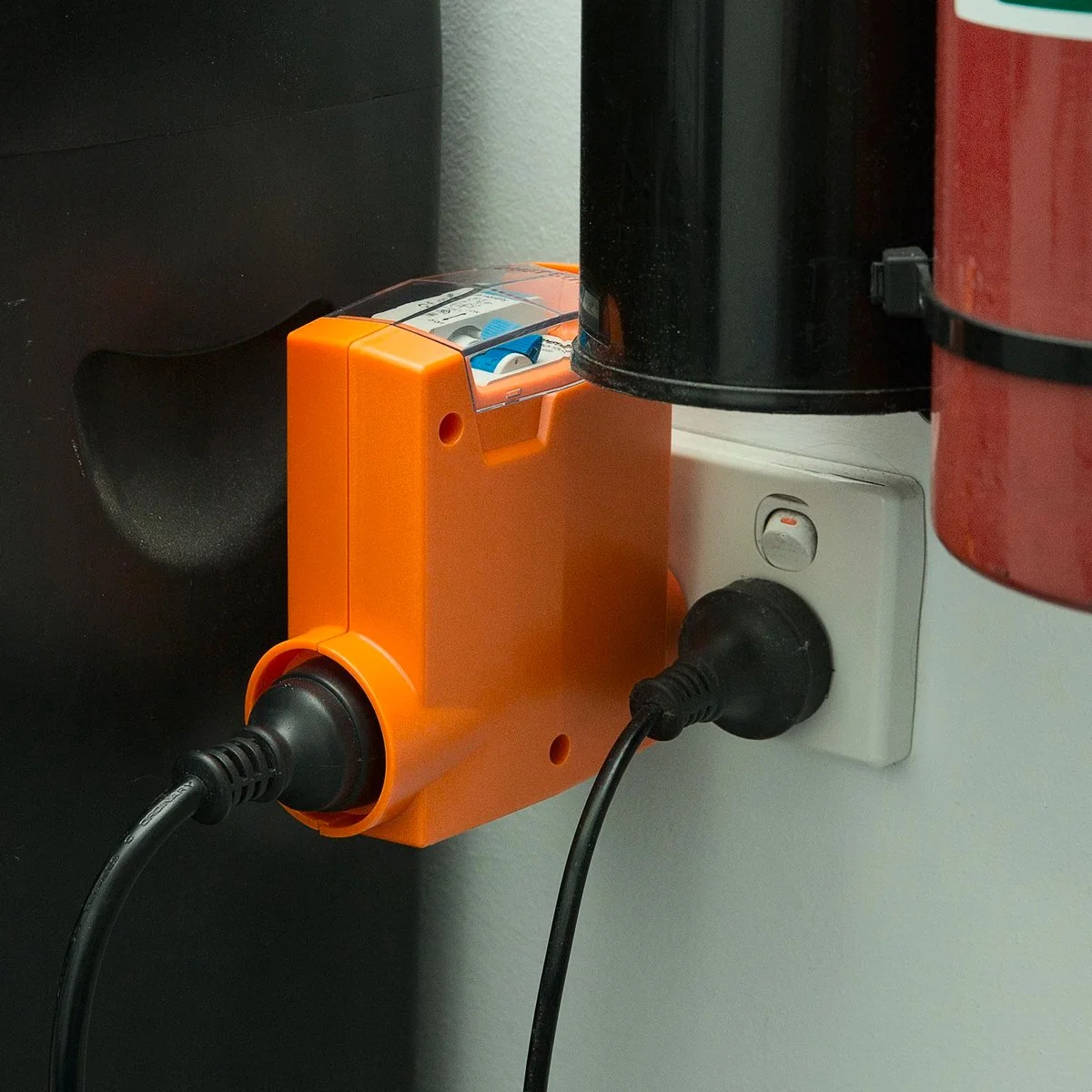 Ampfibian Power Adaptor - 15A to 10A - PC - Compact Design - Image 4