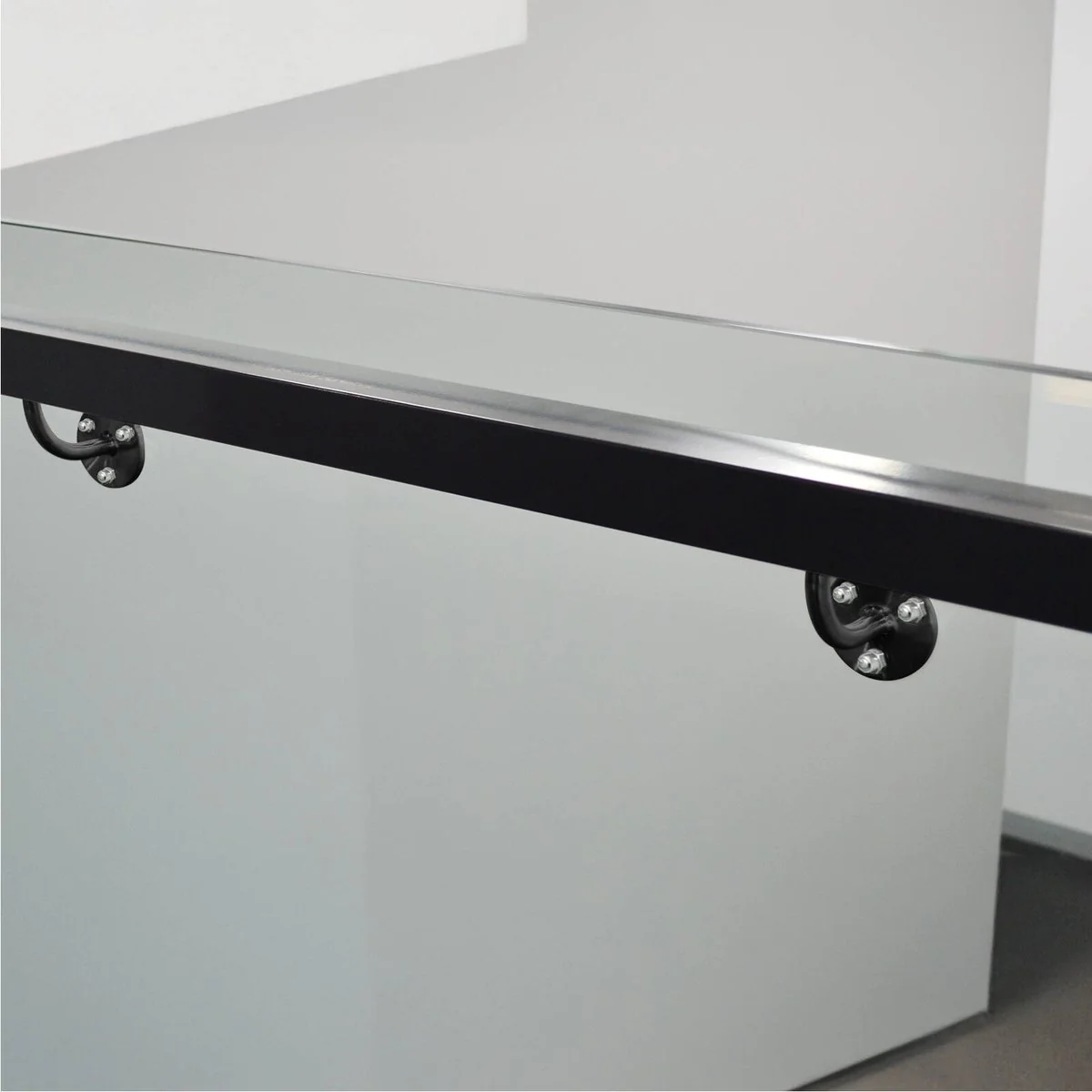 Carinya Black Flat Top Curved Handrail Bracket - 70mm x 90mm x 95mm - Image 3