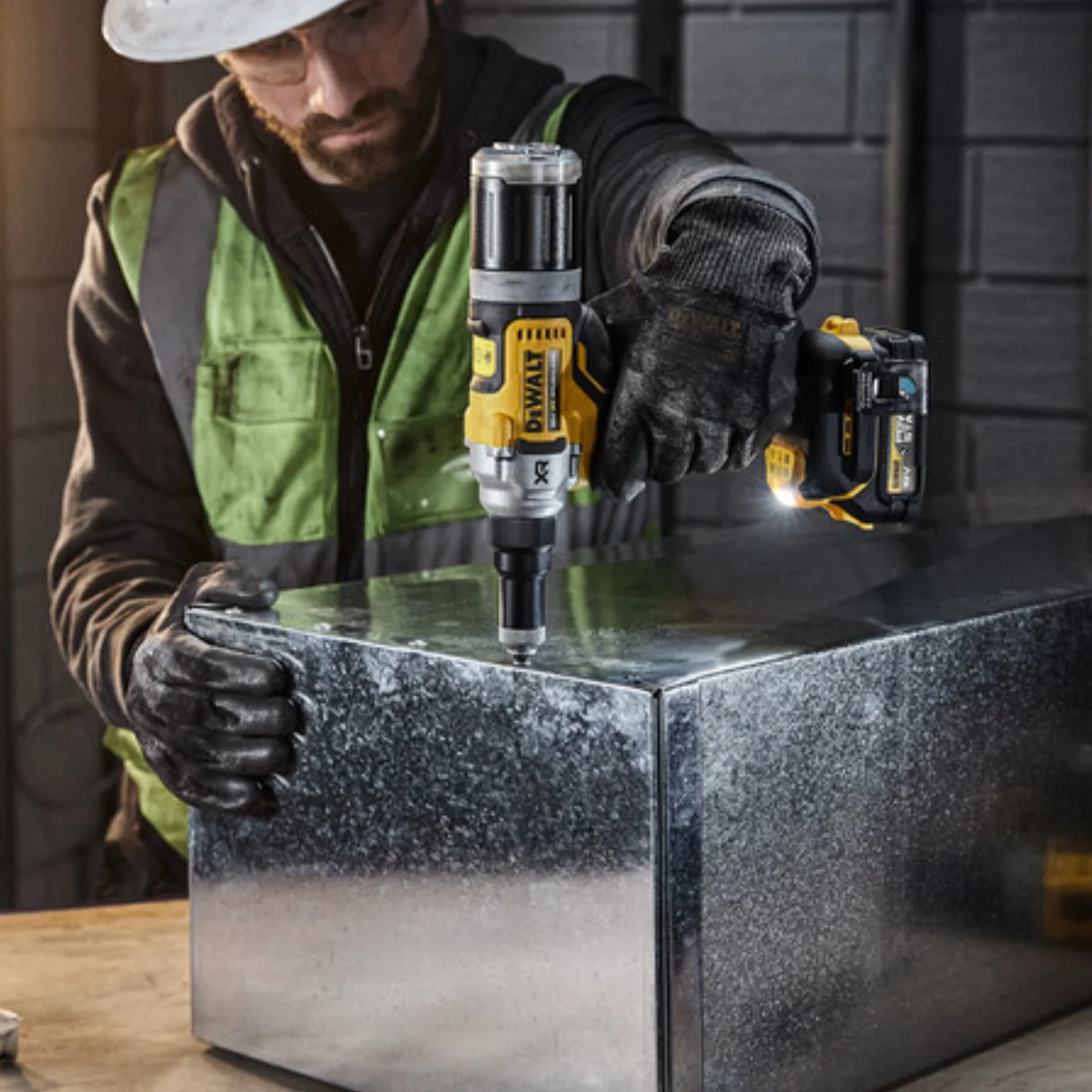 DeWalt 18V Cordless Rivet Gun - 6.4mm - Lightweight - Ergonomic Design - Image 5